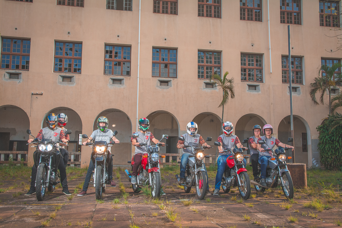 Formandos sobre as motocicletas