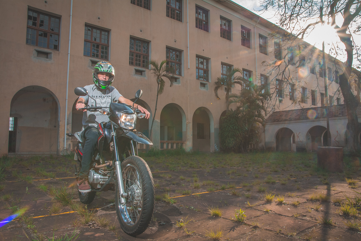 Formando sobre sua motocicleta com luz do sol ao fundo