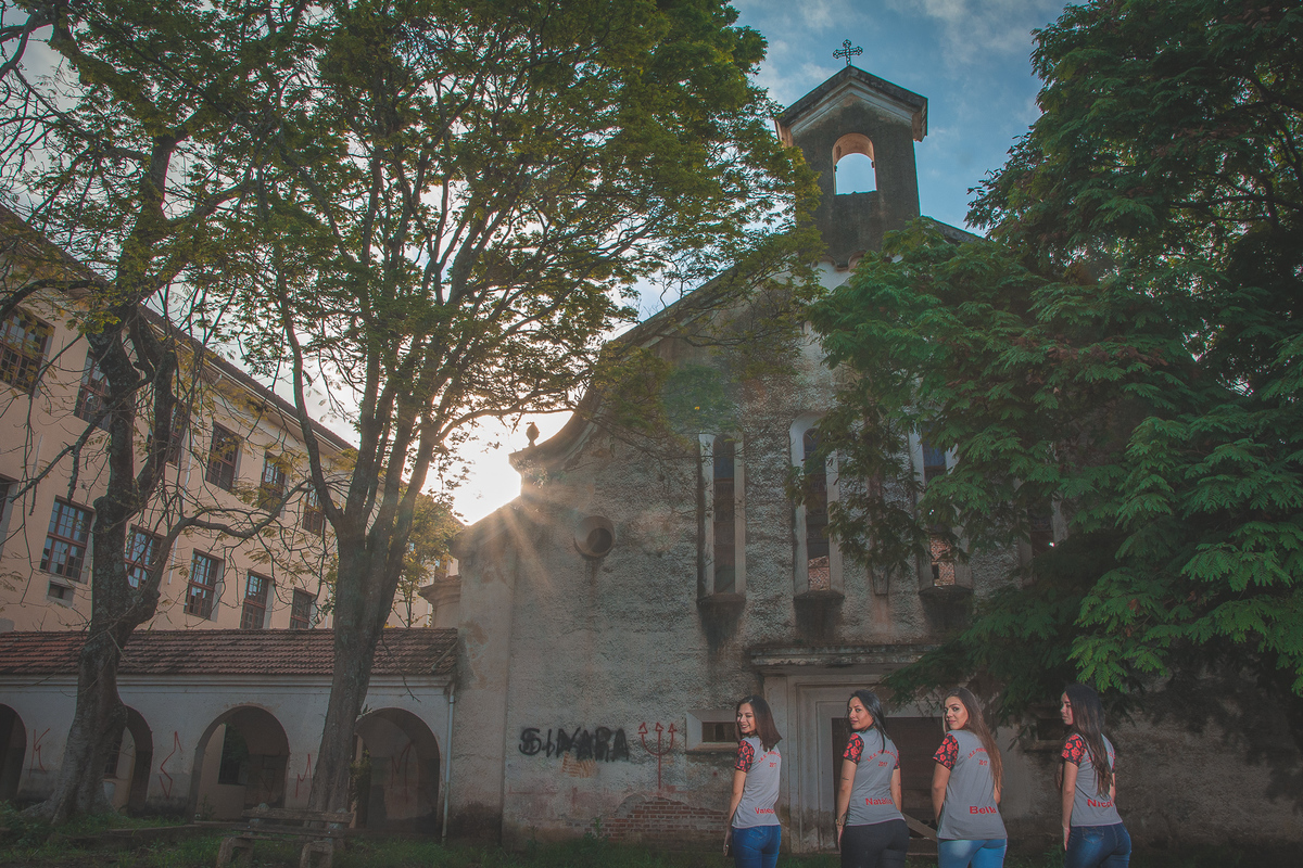 Meninas mostrando a camiseta da formatura