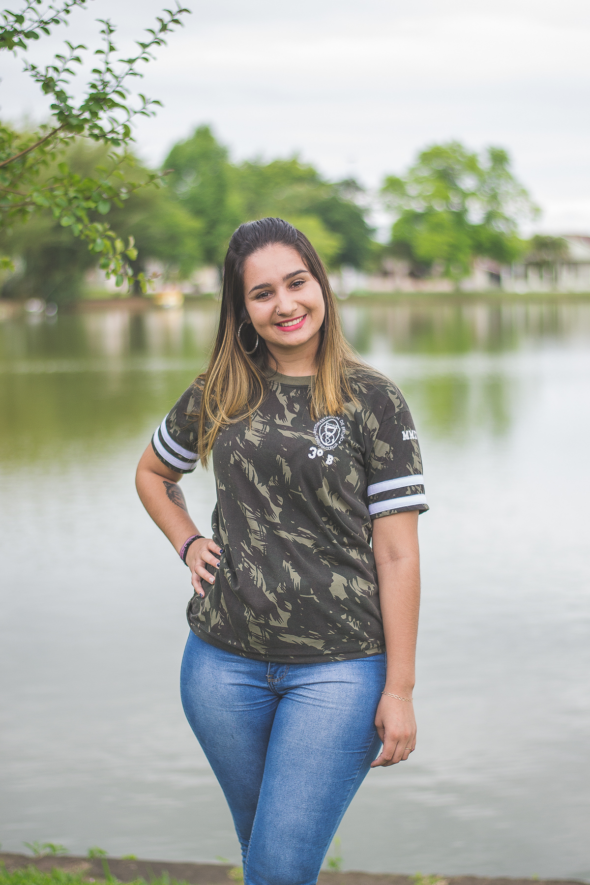 Formanda posando para a foto do convite da formatura