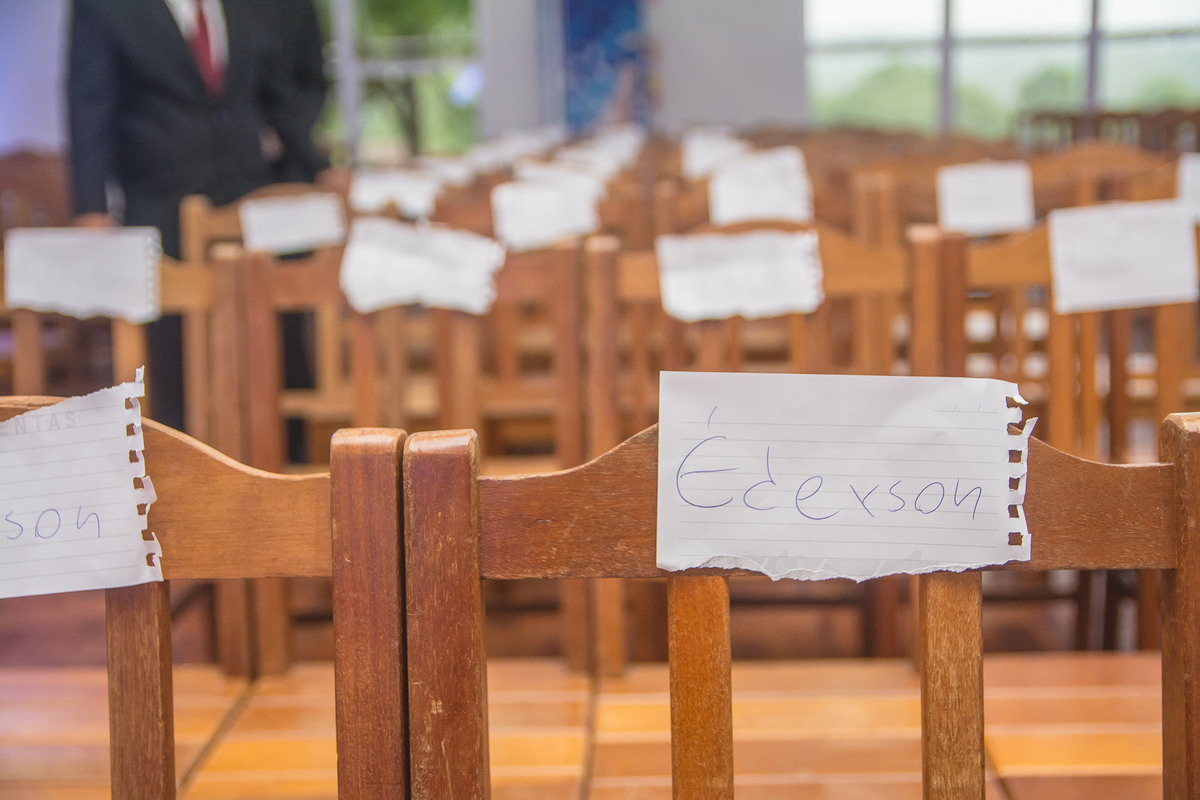 Nome do formando nas cadeiras reservadas para seus familiares
