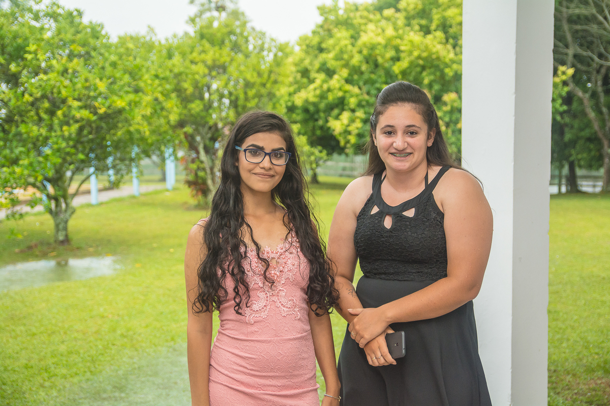 Formandas juntas posando para foto