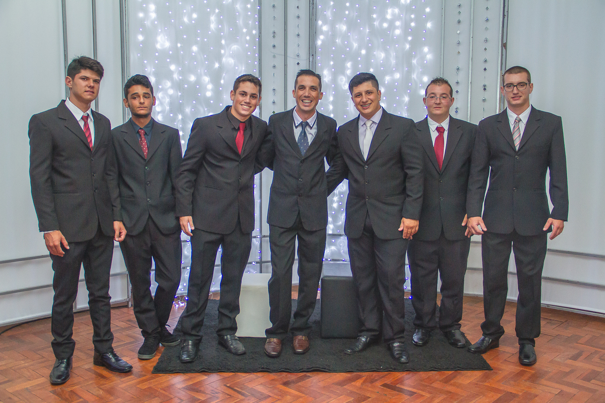 Formandos todos de terno juntos