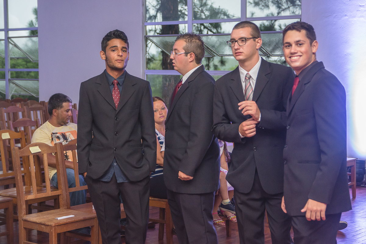 Formandos conversando e sorrindo