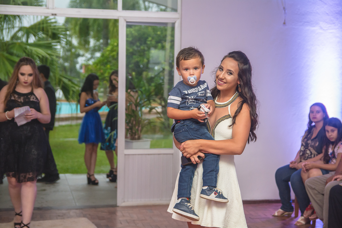 Formanda com criança no colo