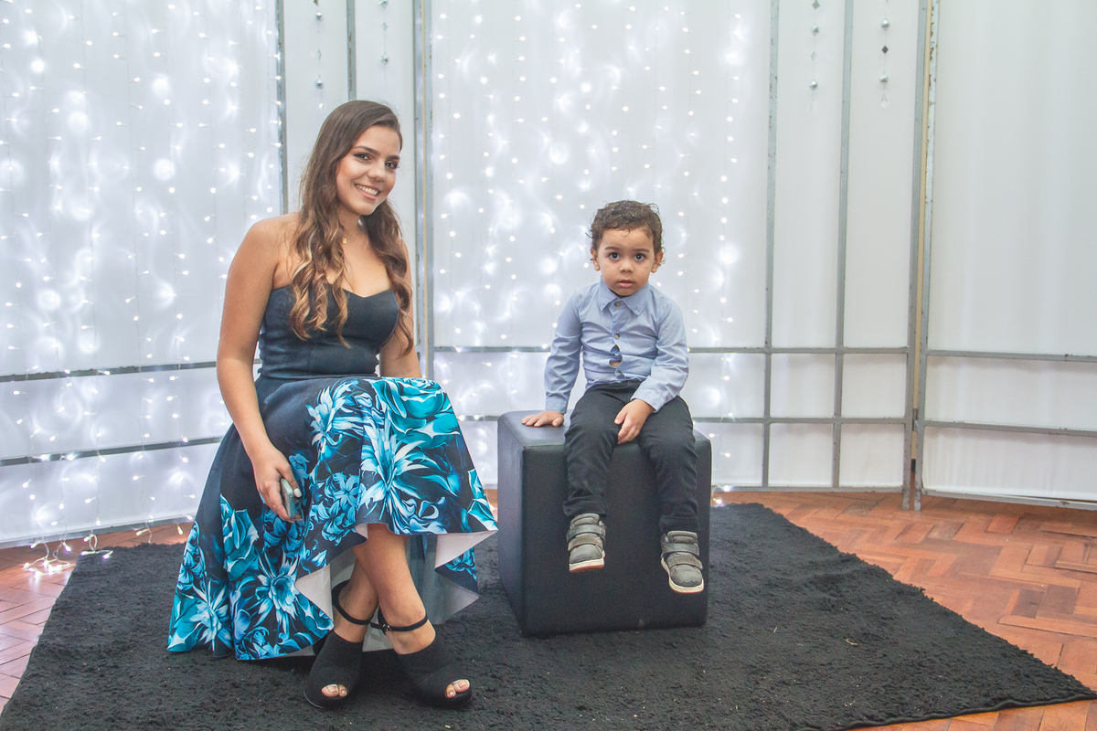 Formanda posando na foto com criança