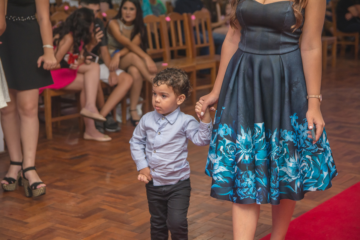 Formanda de mão dada com criança