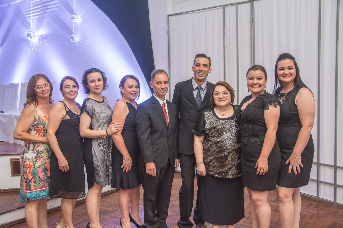 Professores e diretora da escola