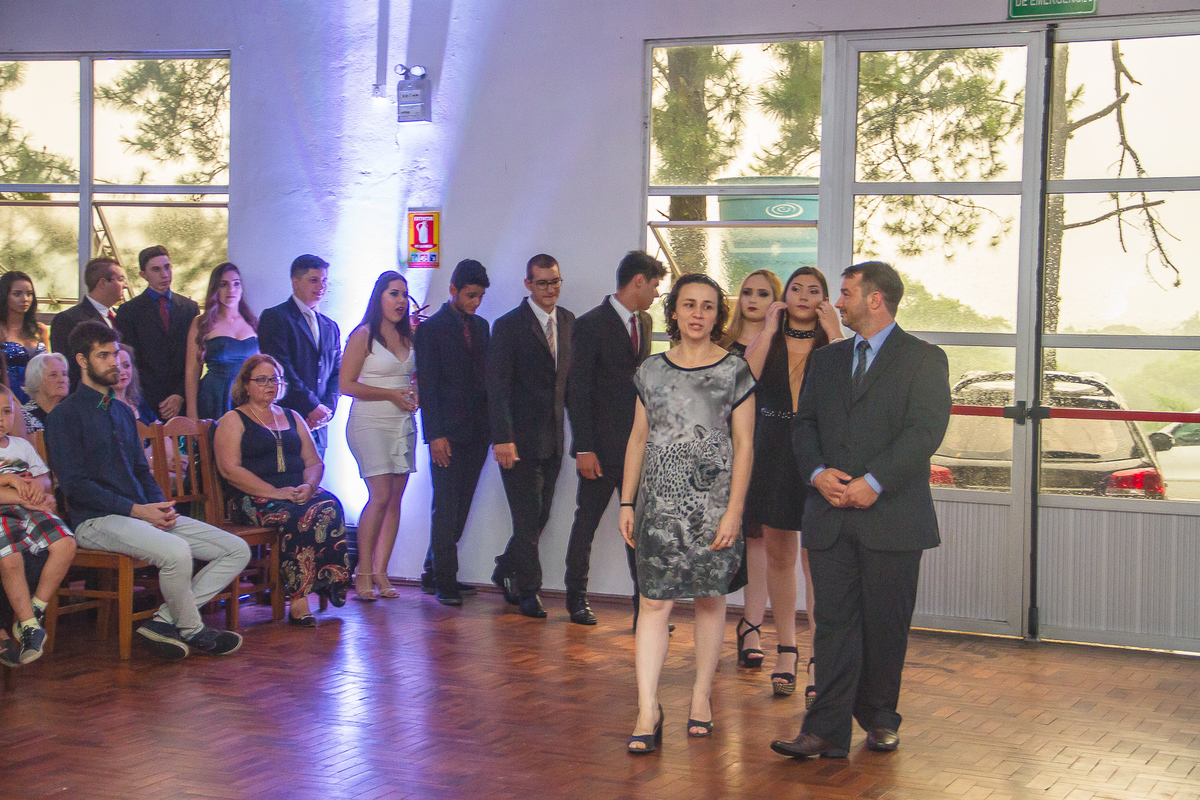 Terceiro ano A entrando para formatura