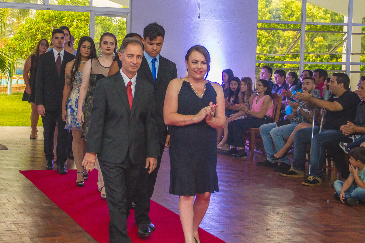 Terceiro ano B entrando para formatura