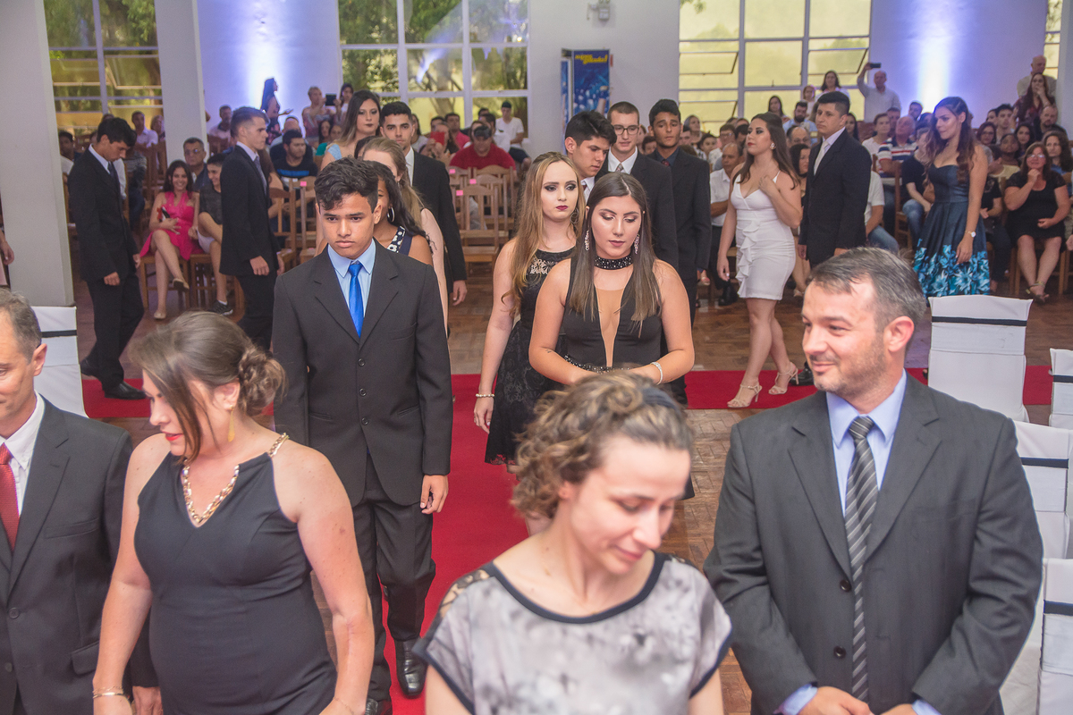 Formandos se posicionando nos lugares