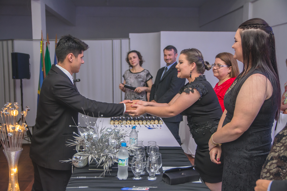 Formando cumprimentando professora