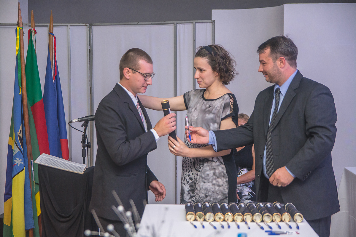 Formando recebendo o diploma