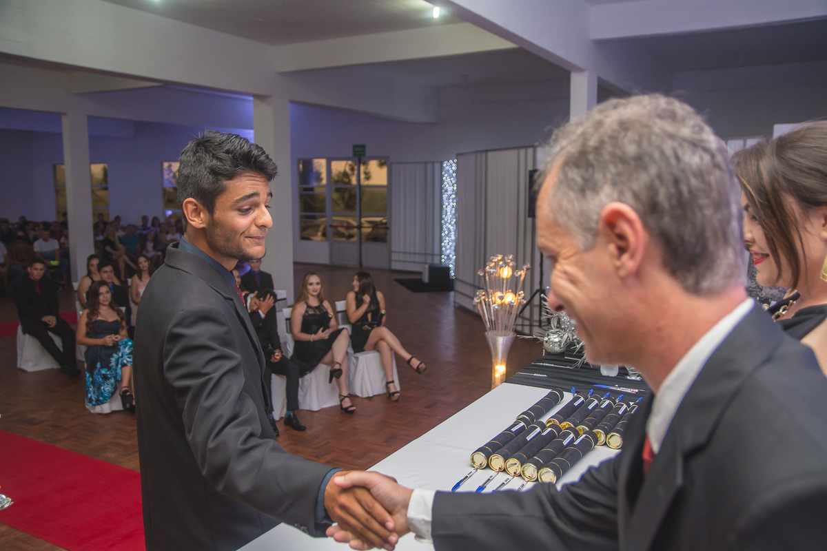 Formando cumprimentando professor