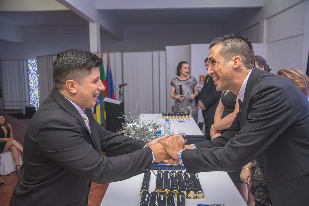 Formando cumprimentando professor