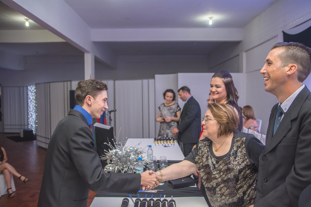 Formando cumprimentando professora