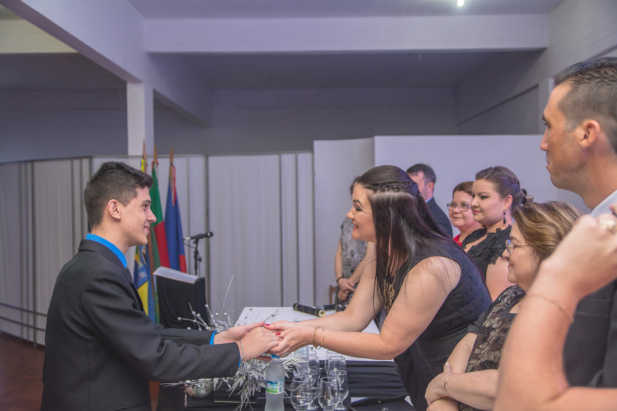 Formando cumprimentando diretora