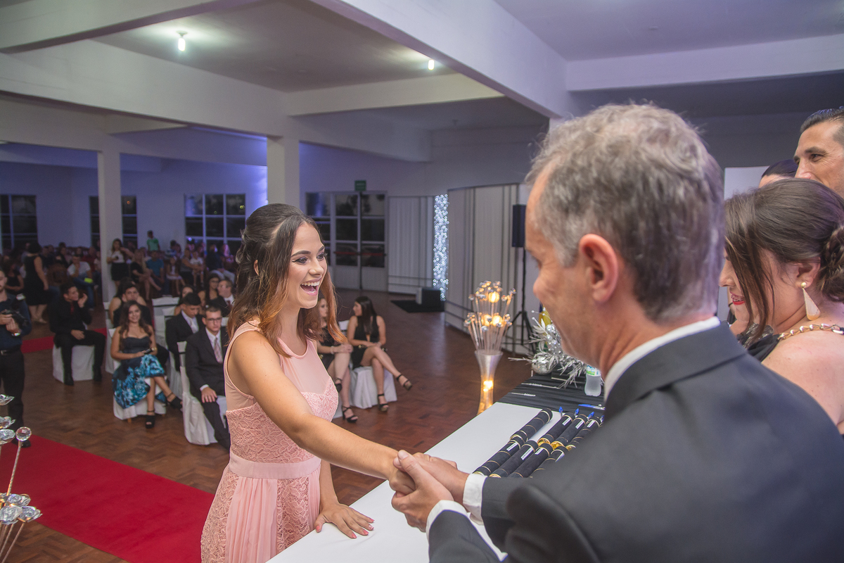 Formanda cumprimentando professor