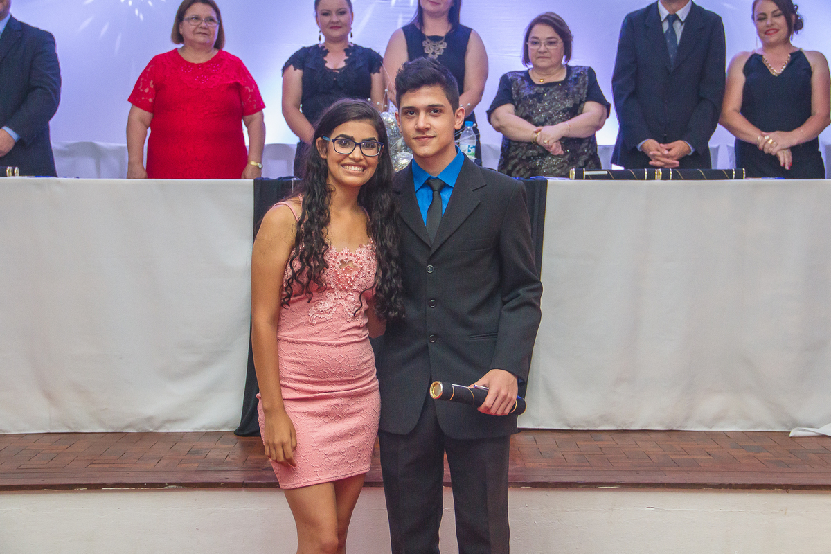 Formanda e colega posando para foto