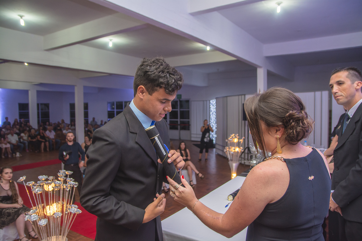 Formando recebendo o diploma