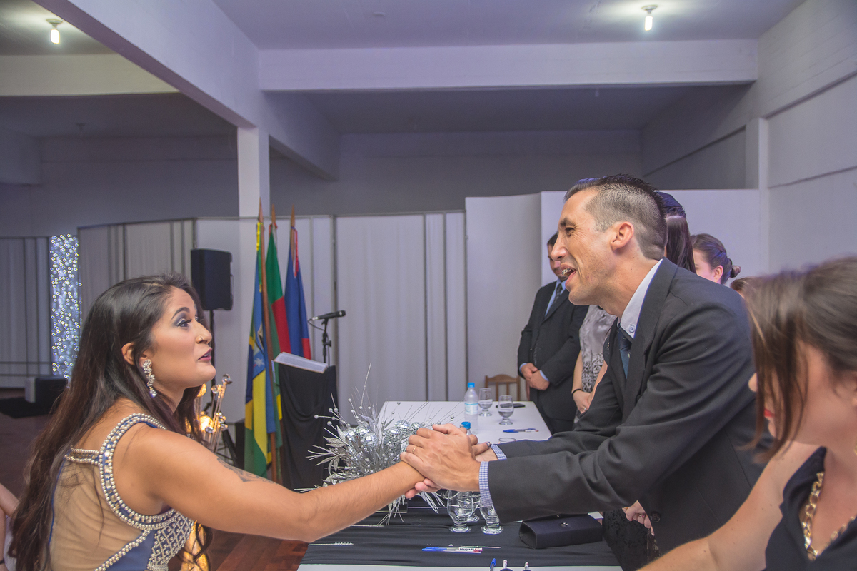 Formanda cumprimentando professor