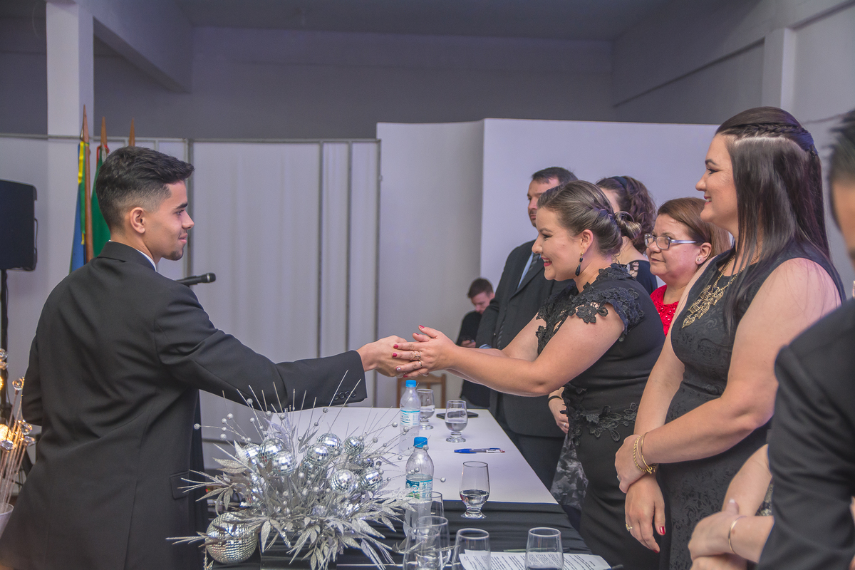 Formando cumprimentando professora