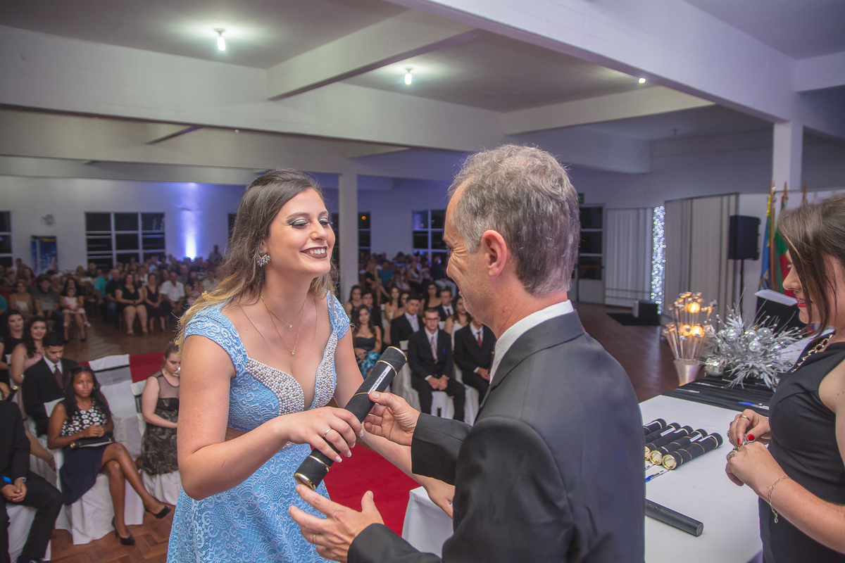 Formanda cumprimentando professor