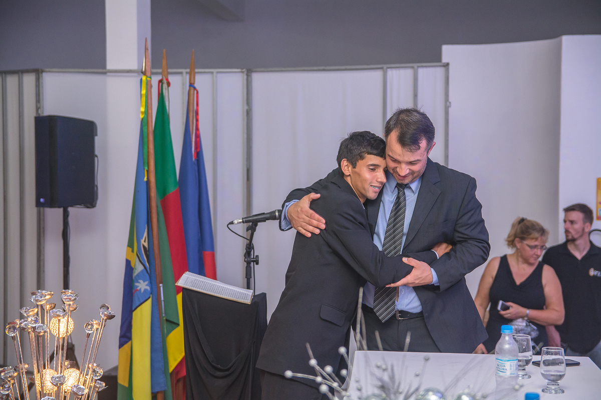 Formando abraçando professor