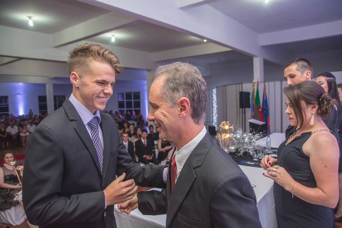 Formando cumprimentando professor