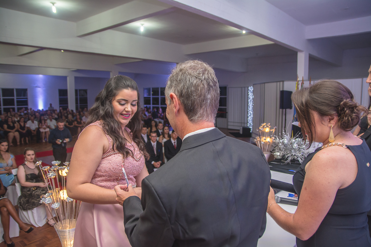 Formanda recebendo o diploma