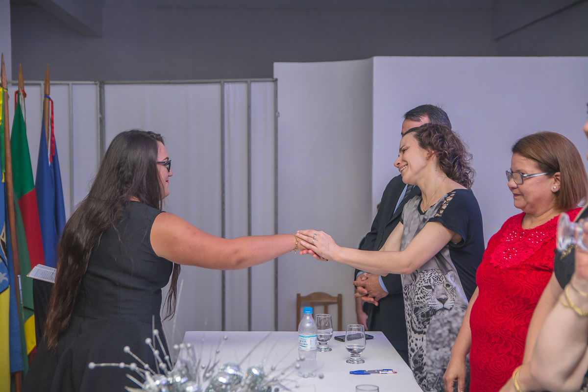 Formanda cumprimentando professora