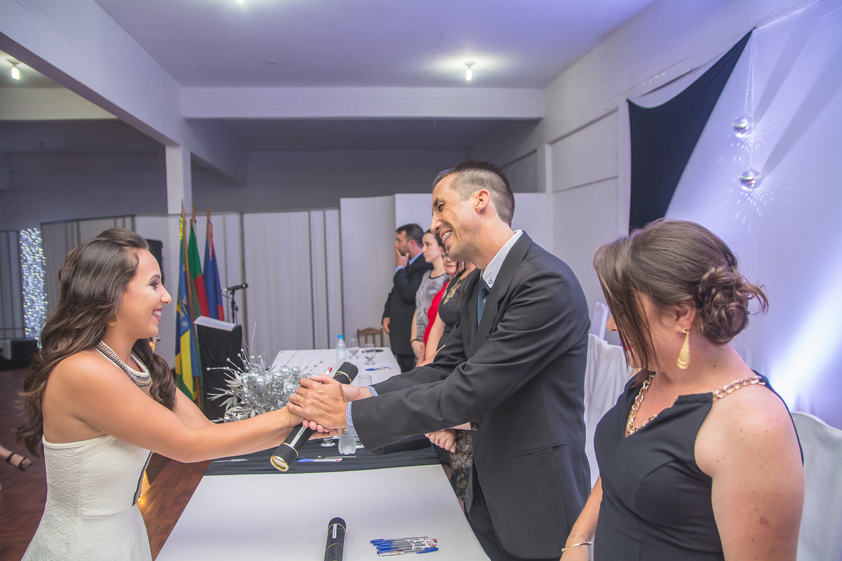 Formanda cumprimentando professora