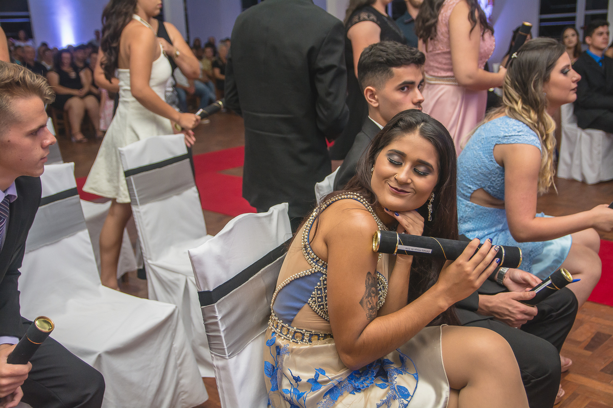 Formanda posando exibindo o canudo