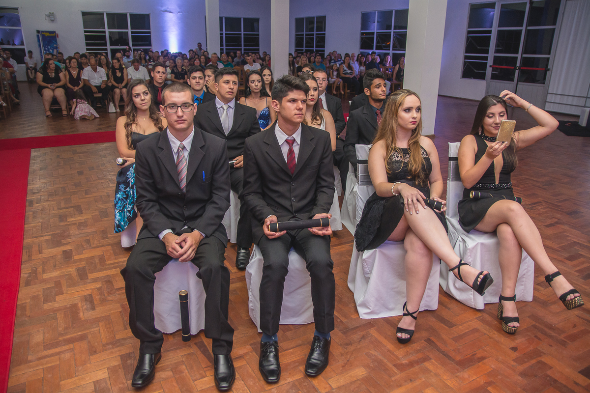 Formandos aguardando o seguimento da formatura