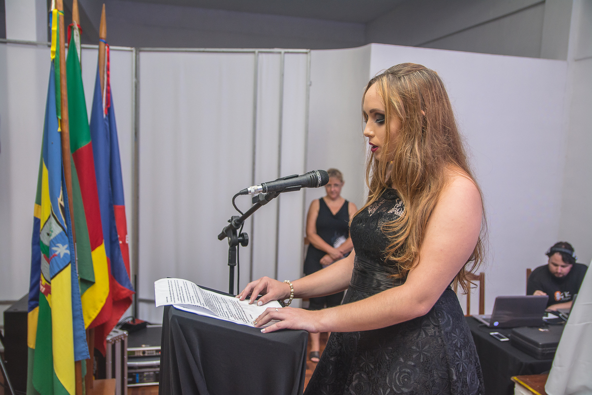 Oradora do terceiro A discursando