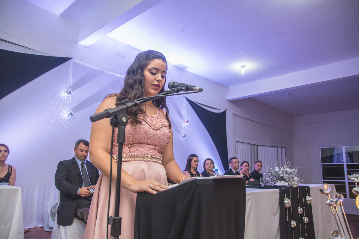 Oradora do terceiro ano B discursando