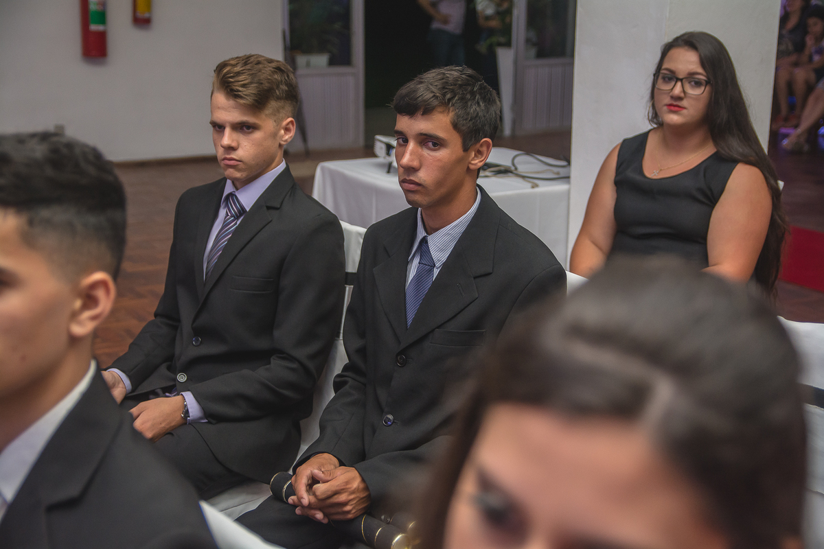 Formandos ouvindo o discurso da oradora