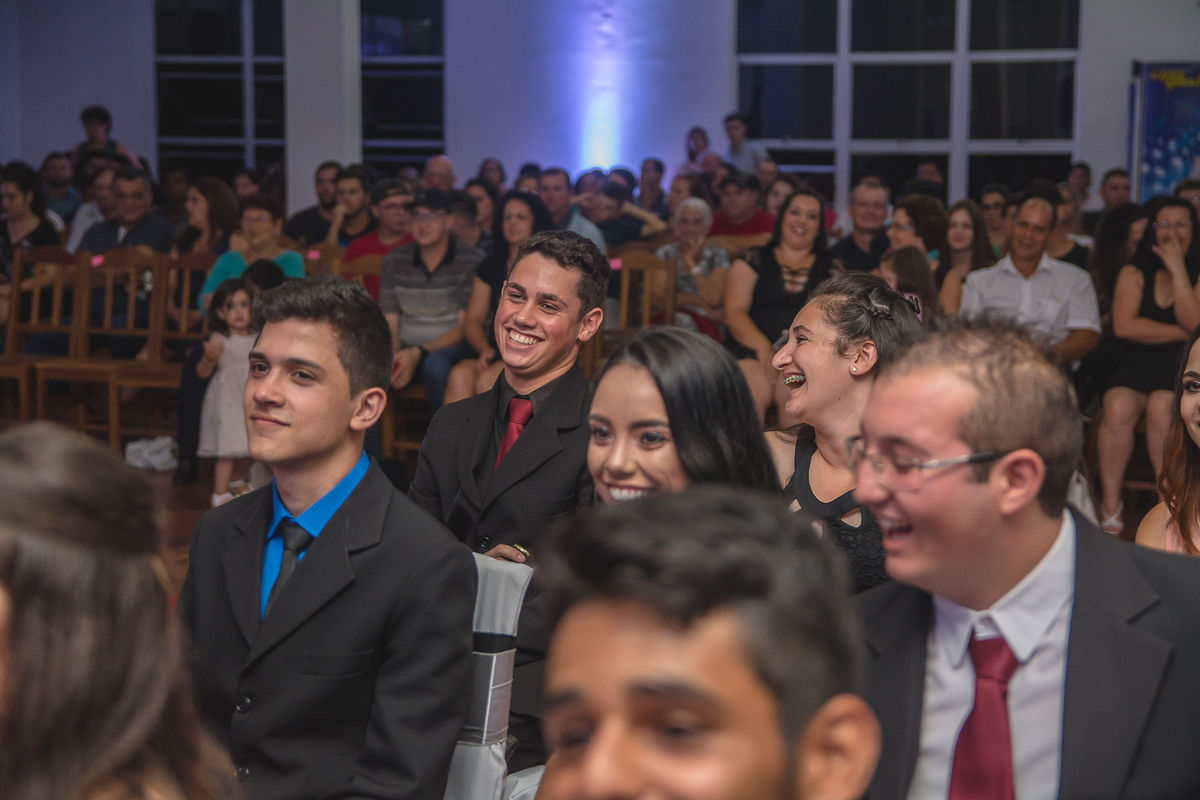 Formandos rindo com o discurso divertido do professro