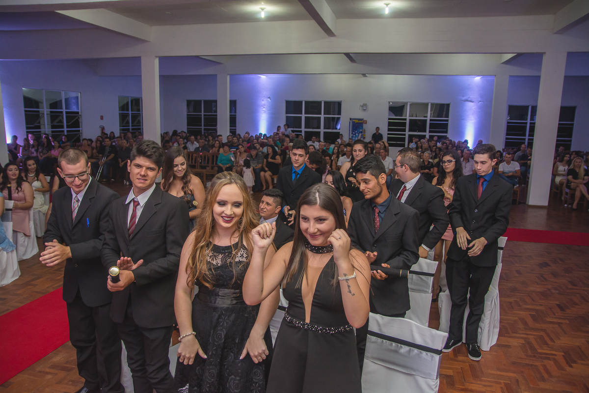 Formandos se levantam para aplaudir professor