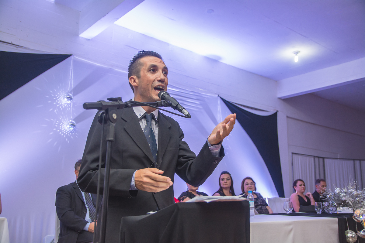 Professor discursando para alunos