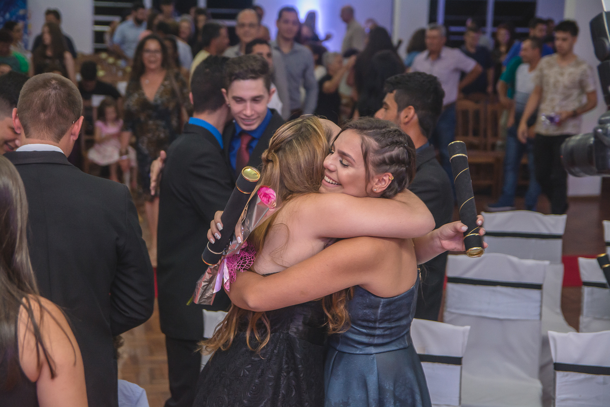 Formanda cumprimentando a mãe