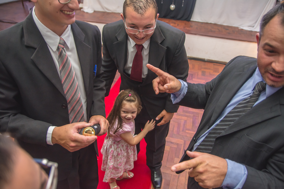 Criança abraçando formando orgulhosa