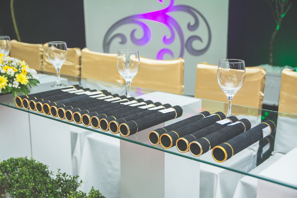 Diplomas dos formandos sobre a mesa