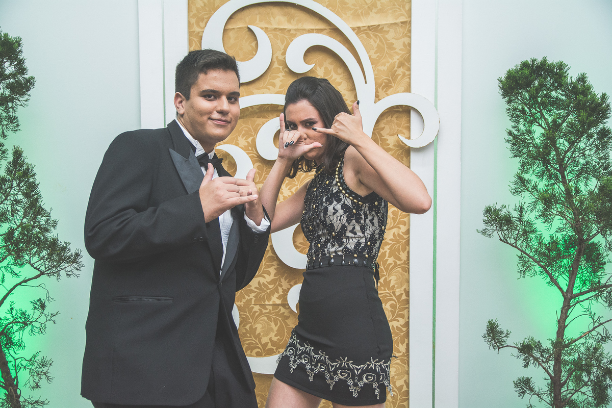 Formandos posando de forma divertida