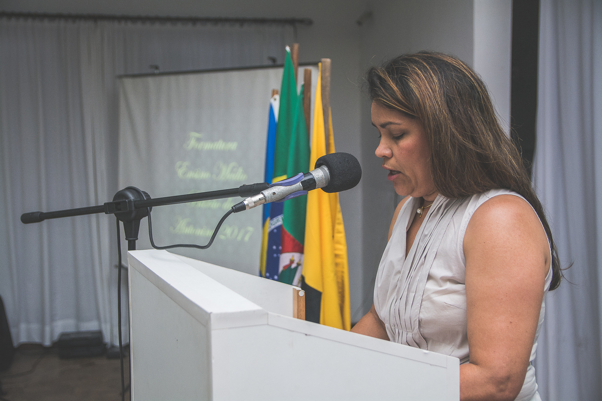 Secretária dando inicio a formatura