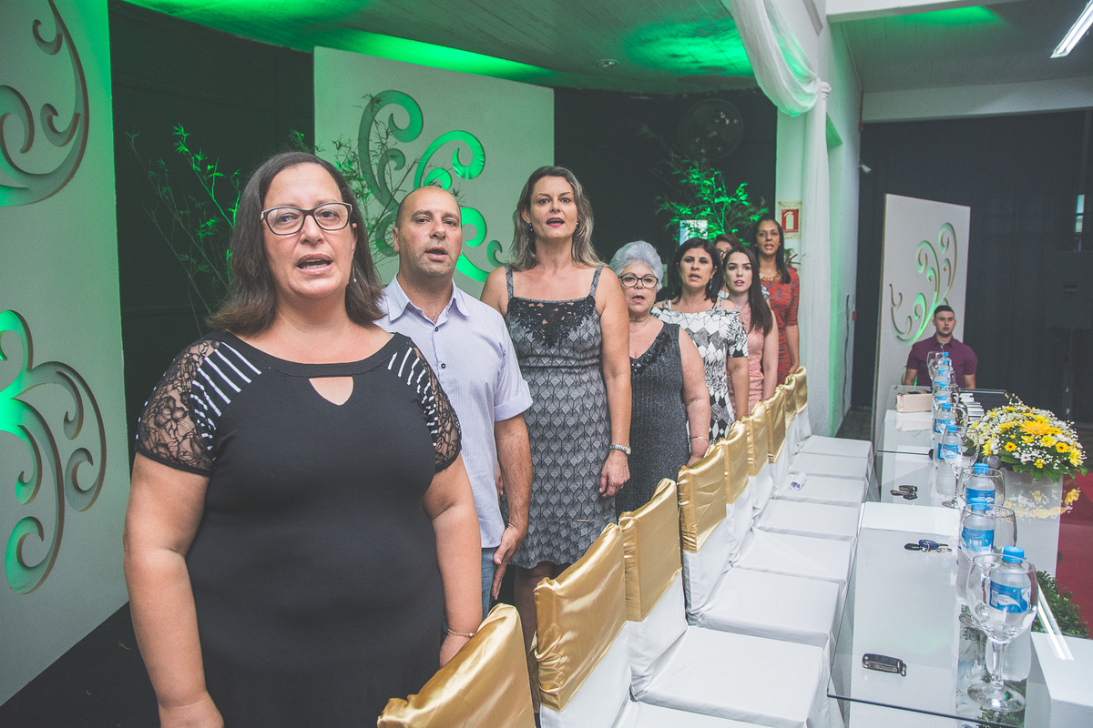 Professores cantando hino nacional