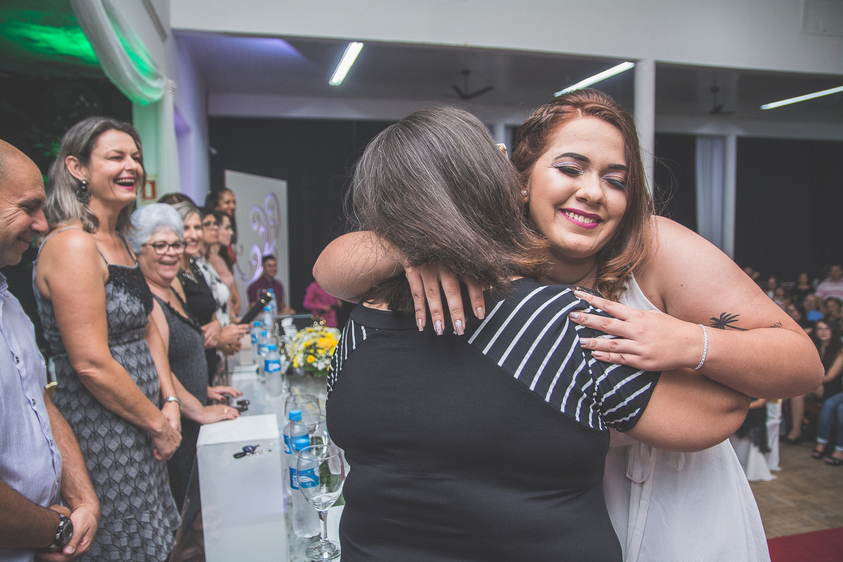 Aluna cumprimentando professora