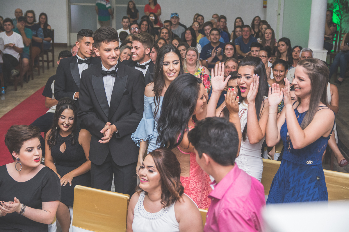 Colegas cumprimentando a amiga