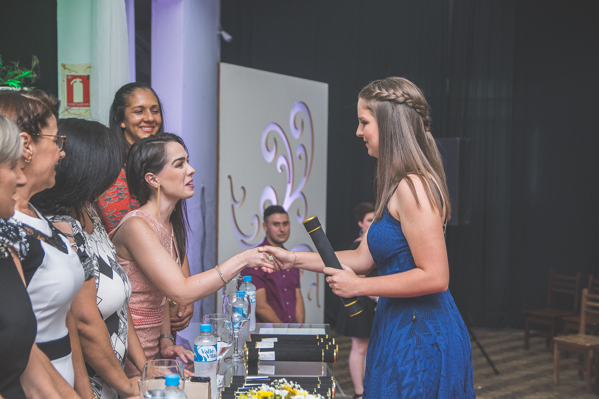 Formanda cumprimentando a professora