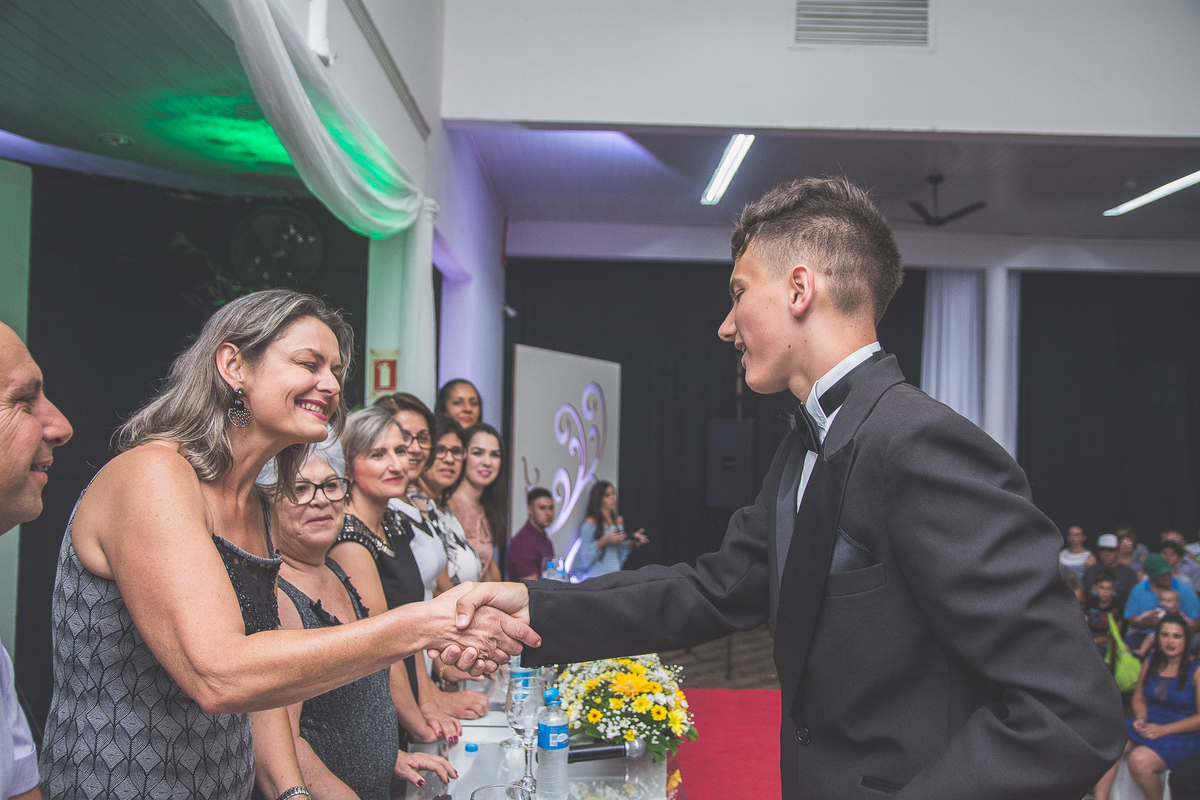 Formando cumprimentando professora